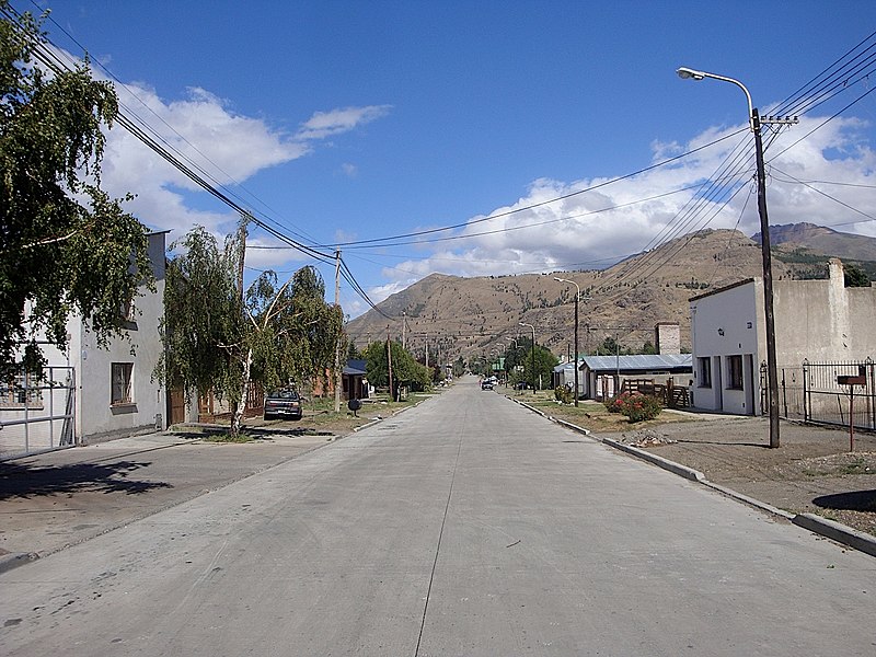 File:Calle de Esquel, provincia del Chubut (2).jpg