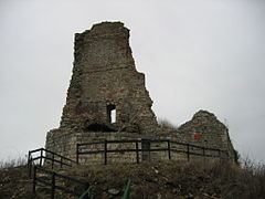 Ruines du donjon du château.