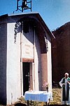 Messe devant la chapelle en juin 2010, en présence du Père Étienne Albanel, dernier curé des paroisses catholiques d'Orelle.