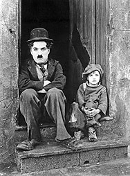 Charlie Chaplin, como The Tramp (o vagabundo) e Jackie Coogan no filme The Kid (1921).