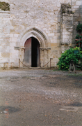 La porte de l'église de Château-Guillaume en 2006.