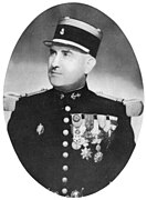 Le chef de bataillon Amédée Fabre, commandant le 2e BMC, dont il porte l'insigne sur la poitrine droite.