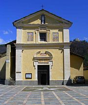 La chiesa di San Pietro in Vincoli (sullo sfondo a destra il santuario di Sant'Ignazio)