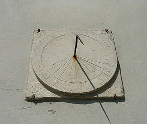Chotel Czerwony sundial 20060503 1402.jpg