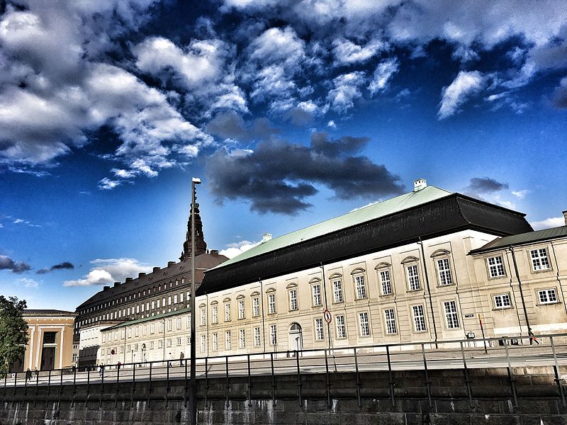 File:Christiansborg set fra Nybrogade.jpeg