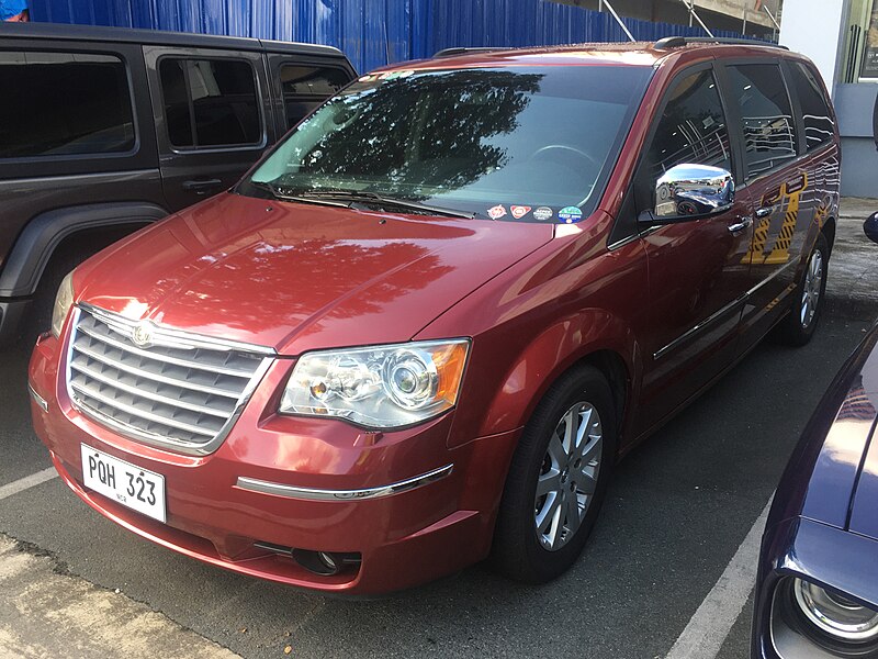 File:Chrysler Town & Country (RT) 3.8 V6 Limited 2011 Stow & Go.jpg