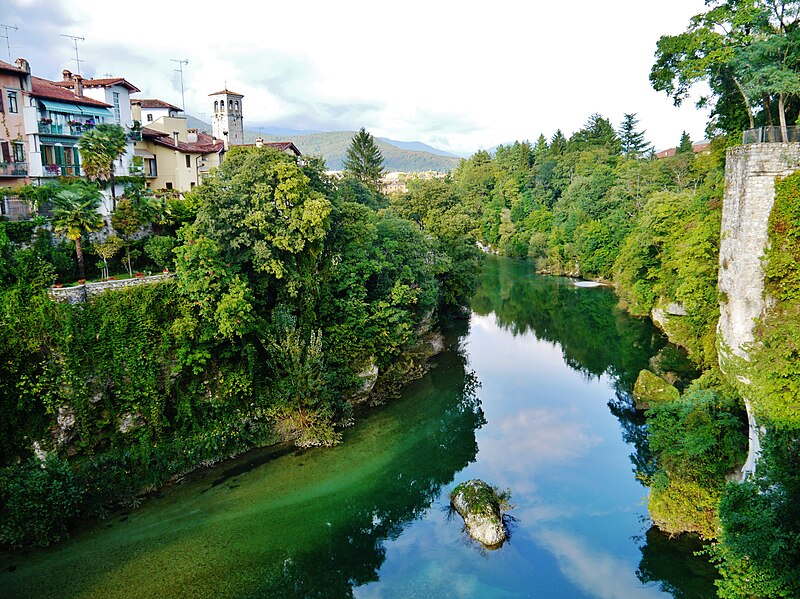 File:Cividale del Friuli Blick von der Teufelsbrücke auf die Altstadt & den Natisone 1.JPG