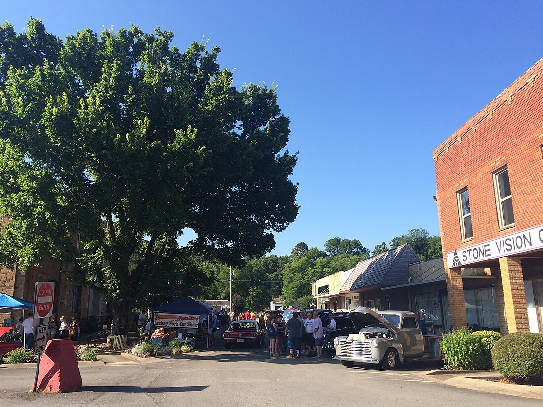 File:Clinton Courthouse Square.jpg