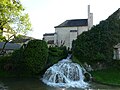 Une cascade devant l'église de Condat-sur-Vézère