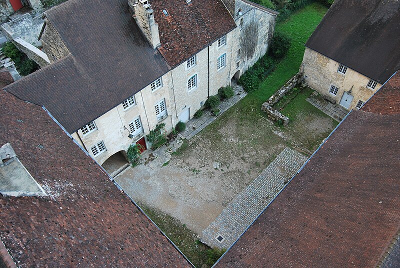 File:Cour des Chanoines.JPG