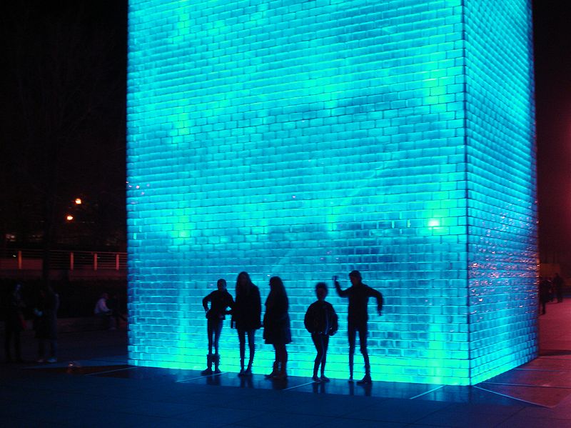 File:Crown Fountain - silhouettes.jpg