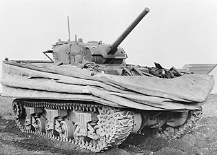 Sherman pourvu de "jupes" (ici baissée) pour lui permettre de flotter lors du débarquement de Normandie. Ce système sera défaillant et beaucoup couleront à cause des vagues trop fortes.