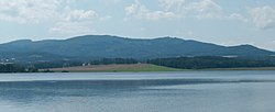 Pohled od rybníka Dehtář. Vpravo Chrášťanský vrch, vlevo Vysoká Běta (zcela vpravo nižší Buková hora)