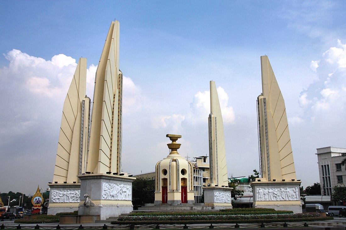 File:Democracy monument, Bangkok, Thailand.jpg