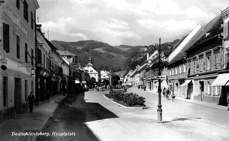 File:Deutschlandsberg Hauptplatz 1938 Einbahnschild Links fahren.jpg