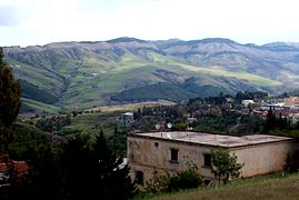 Le village de Djemila au premier plan et les ruines de Cuicul au loin.