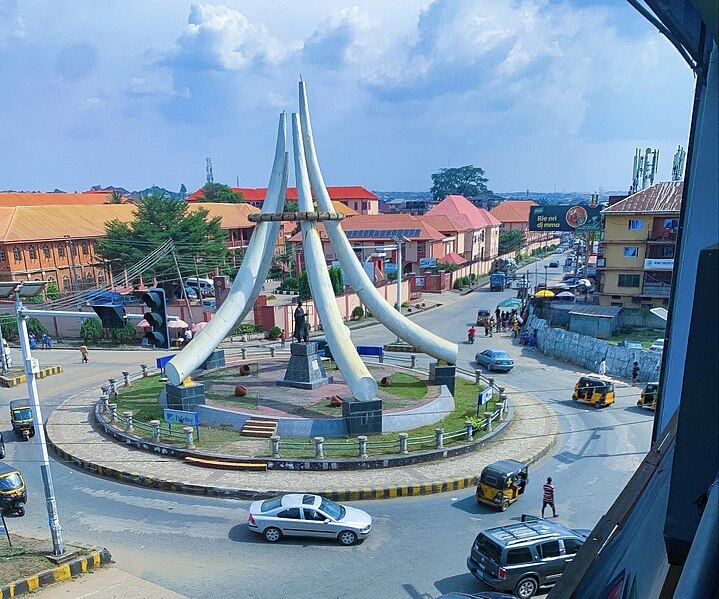 File:Dmgs roundabout onitsha and Azikiwe statue II.jpg