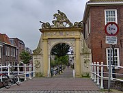 1645: Sint-Joris en de draak op de Doelenpoort, Leiden