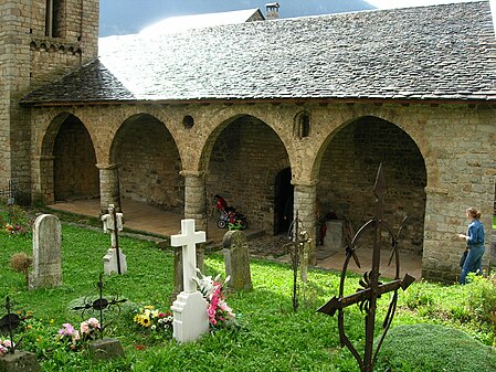 Cimetière et porche.