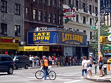 La CBS es el propietario del Ed Sullivan Theater en Manhattan, y lo usa para grabar sus emisiones de The Late Show with David Letterman.