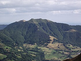 Kilátás az Élancèze-re a puy Chavaroche-ból, amelynek legmagasabb pontja bal oldalon van (keleti pont);  a háttérben a bal oldalon a Puy de la Poche.