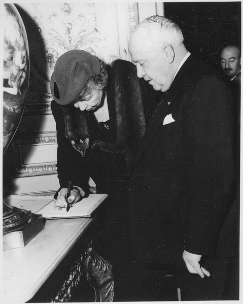 File:Eleanor Roosevelt in Lannoy, France - NARA - 195818.tif