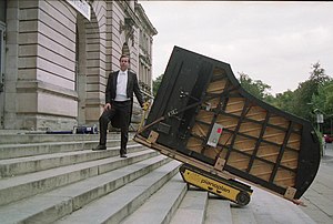 Ellenberger transportiert Flügel über Treppe