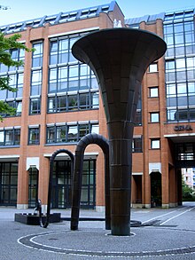 Die GEMA-Generaldirektion München (seit 1990), im Vordergrund der Erich-Schulze-Brunnen (Quelle: Wikimedia)