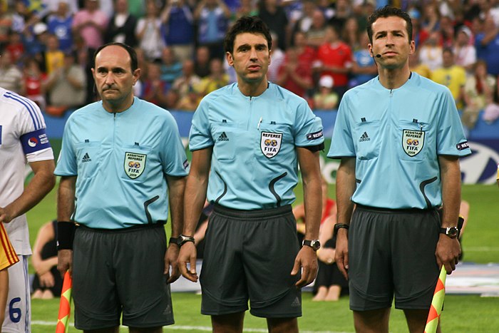 Massimo Busacca in het midden, met zijn assistenten Stéphane Cuhat (l) en Matthias Arnet (r) op het EK in 2008.
