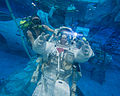 Antes do lançamento, Fossum se exercita no fundo de uma piscina para a caminhada espacial que fez no espaço.