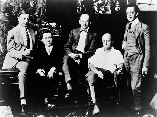 1916, photo publicitaire pour le lancement de Paramount Pictures. De gauche à droite : Jesse L. Lasky, Adolph Zukor, Samuel Goldwyn, Cecil B. DeMille, Al Kaufman