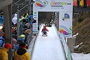 Deutsch: 2. und finaler Lauf der Juniorinnen bei den 33. FIL Juniorenweltmeisterschaften 2018 in Altenberg/Erzgebirge am 1. Februar 2018 (Namen der Abgebildeten in den Kategorien) English: 2nd and final run female juniors at the 2018 33th FIL Junior World Championships at Februar 1st alt Altenberg, Germany (names in categories)