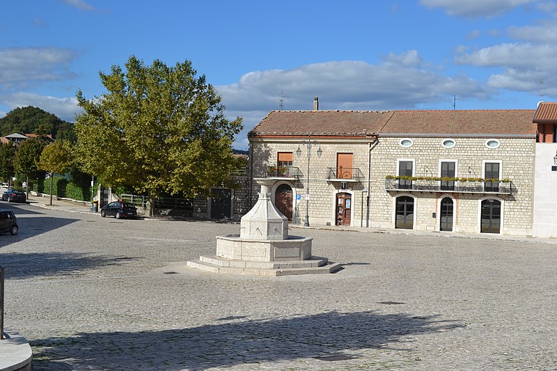 File:Fontana di Piazza Roma 01.JPG