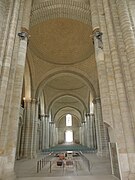 La nef de l'église abbatiale, avec ses coupoles et les tombeaux des Plantagenêts.