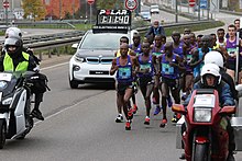 Lead runners and timing car, 2015 Frankfurt-Marathon-2015-01.jpg