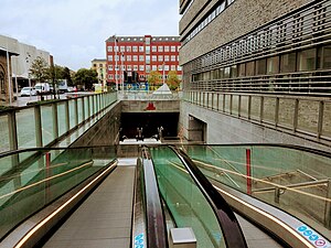 通往哥本哈根地铁3号线站台的入口，位于腓特烈斯贝体育学校附近