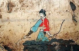 Un hombre viste el traje de caza azul de la dinastía Han (206 a. C. - 220 d. C.).