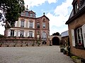 Schlossburg, Nebengebäude mit Zwinger und Pfahl, Brunnen, Brunnen, Zäune mit Toren, Landschaftspark mit Fabriken und Statuen, Gemüsegarten mit Gewächshäusern und Zäunen