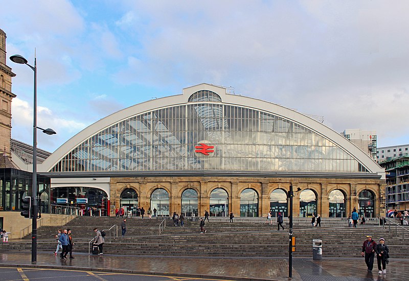 File:Frontage of Liverpool Lime Street railway station.jpg