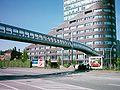 Deutsch: Fußgängerbrücke über die B73 in Hamburg-Harburg. im Hintergrund der Channel-Tower.