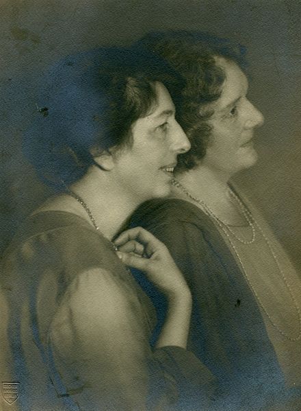File:Gertrud und Margarete Zuelzer (um 1920).jpg