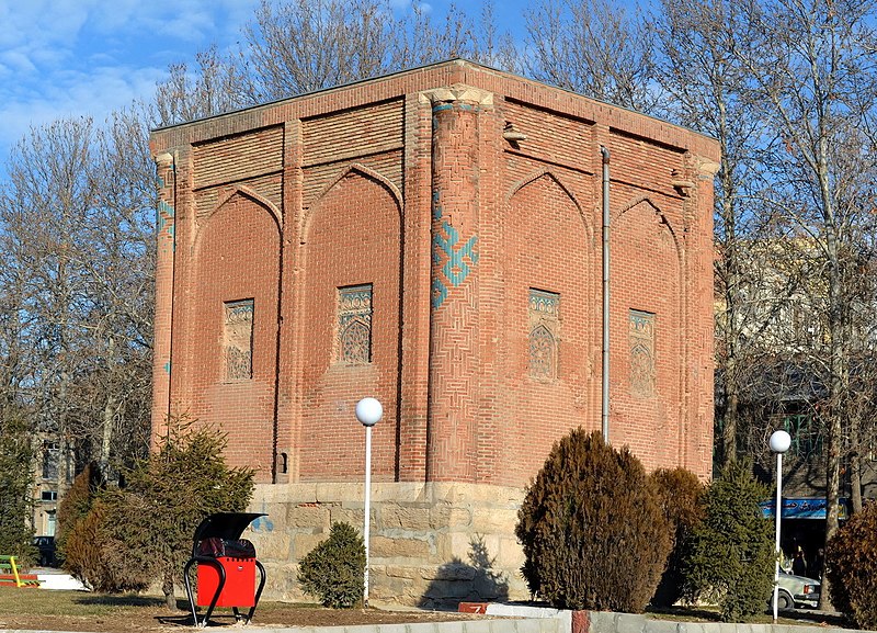 File:Ghaffari's dome in Maragheh, Iran (گنبد غفاریه) (cropped).jpg