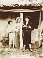 G 0242. Tre contadinelli accanto a un forno. / Three young peasants by an oven.