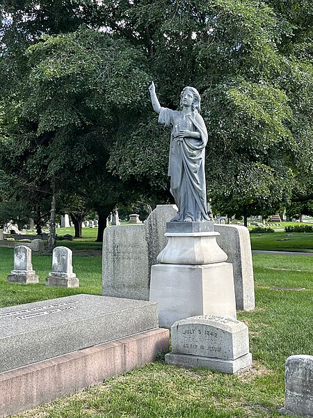 File:Graceland Cemetery, Chicago (2023) - 70.jpg