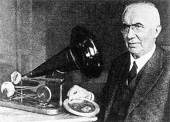 Emil Berliner mit der Urform seines Grammophons und einer Zink-Schallplatte