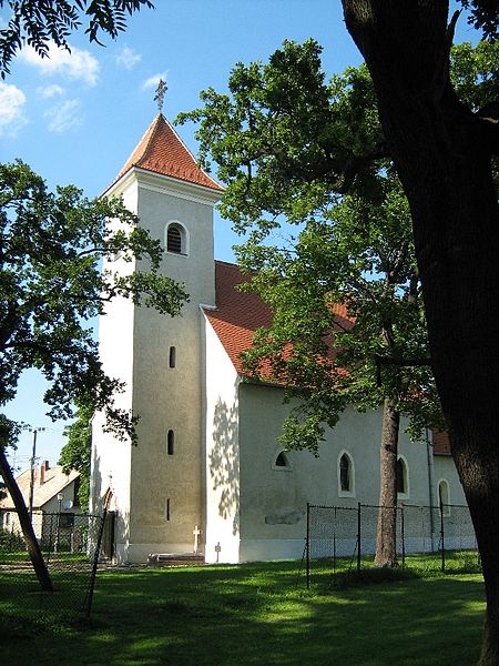 The local parish at Hédervár, erected in the 13th century, burial site of the Héderváris