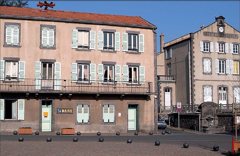 File:Hôtel de ville de Mozac.jpg