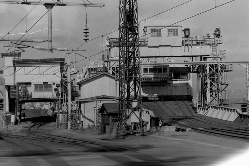 File:Hakodate station 1988-07 04.JPG