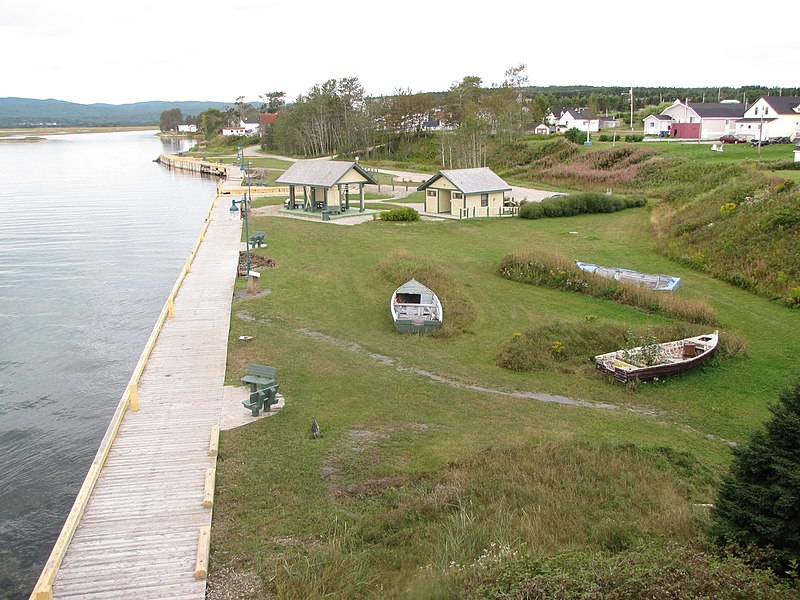 File:Halte routière et quai de bois, à Barachois, Gaspésie, Québec - panoramio.jpg