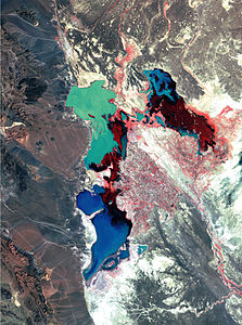 1976 - Oasis Hamoun florissante [Landsat 3] La rivière Helmand crée un delta dendritique et se dissipe en une série d'hamouns ainsi que de nombreuses rivières saisonnières qui convergent vers le bassin endoréhique du Sīstān.